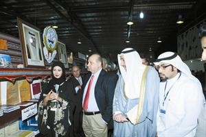 الشيخ فيصل الحمود ووزير الثقافة الاردني في جولة بجناح الكويت
