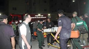 رجال الطوارئ الطبية لحظة نقل احد المصابين في الحريق﻿