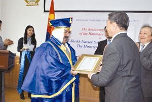 الشيخ ناصر صباح الاحمد يتسلم شهادة الدكتوراه الفخرية من رئيس جامعة التكنولوجيا والعلوم المنغولية﻿