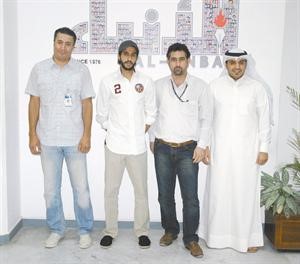 الزملاء عبدالعزيز جاسم وسمير بوسعد واحمد حسين مع القهيدي في لقطة تذكارية﻿