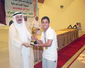 عبدالحميد الحجي يسلم فالح العسكر احدى الجوائز في مسابقة سابقة