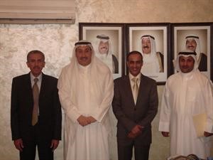الشيخ فيصل الحمود مع وفد الهيئة العامة لتقدير التعويضات عن خسائر العدوان العراقي
﻿