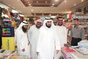عبدالرحمن العتيبي متجولا في قسم القرطاسية
