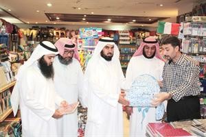ويطلع على بعض المستلزمات المدرسية
