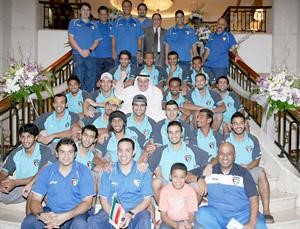 الشيخ فيصل المالك مع لاعبي الازرق الرديف في مقر سفارتنا بالاردن
﻿