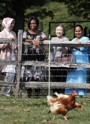 من اليسار الى اليمين السيدة الاولى لتركيا والسيدة الاولى لاميركا برفقة زوجة الامين العام للامم المتحدة والسيدة الاولى لجمهورية كيريباتي اثناء جولتهن على هامش اعمال الجمعية العامة للامم المتحدة
﻿