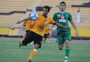 مهاجم القادسية احمد عجب يسدد الكرة على مرمى العربي هاني الشمري