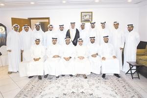 المعرس متوسطا الاصدقاء في لقطة تذكارية بالمناسبة السعيدة
