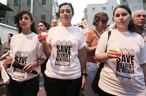 مسيرة بالشموع لناشطين لبنانيين تدعو لحماية التراث المعماري في بيروت	اپ﻿