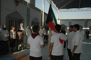 طلاب مدرسة عبدالله المبارك خلال تحية العلم كرم ذياب