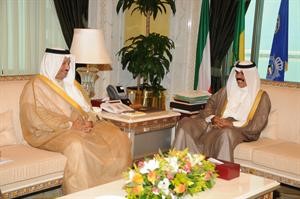 سمو نائب الامير وولي العهد الشيخ نواف الاحمد مستقبلا رئيس مجلس الوزراء بالانابة ووزير الدفاع الشيخ جابر المبارك
