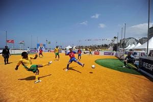 لاعب جنوب افريقيا يسدد الكرة على مرمى كوستاريكا افپ
