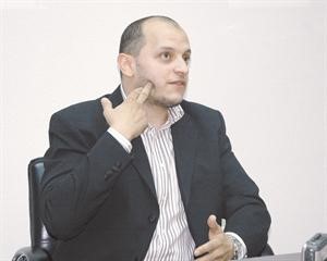 د.أحمد الجبالي لـ «الأنباء»: إذا كانت لثتك داكنة اللون.. فأسرع في علاجها