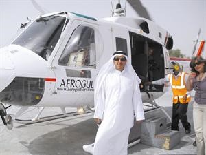 الزميل عبدالهادي العجمي قبل الجولة الجوية في سماء دبي

