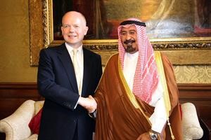 الشيخ دمحمد الصباح خلال لقائه وزير الخارجية البريطاني وليم هيغ