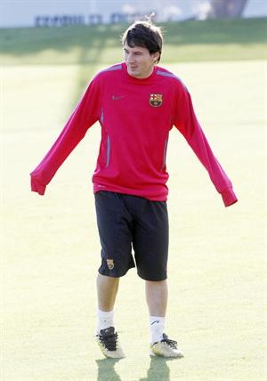 النجم الارجنتيني ليونيل ميسي يتدرب مع برشلونة بعد شفائه من الاصابة رويترز