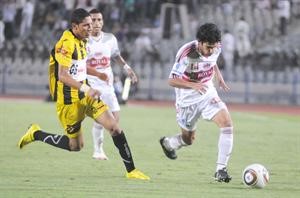 لاعب الزمالك حسين ياسر يحاول الهروب من مدافع المقاولون العرب﻿