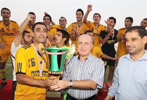 مهاشم حيدر يسلم كابتن العهد كاس النخبة