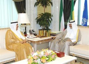 سمو نائب الامير مستقبلا السفير سليمان المرجان﻿
