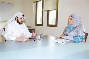 عبدالعزيز الصقعبي متحدثا للزميلة الاء خليفة محمد ماهر