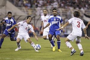 لاعب رديف الازرق سعود المجمد محاصرا بين 3 لاعبين اردنيين	رويترز