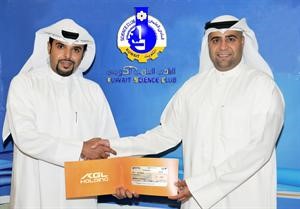 صقر الرشيد يسلم دادم الملا شيكا بالمبلغ المتبرع به
