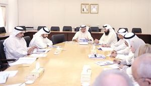 عبدالله الرومي اثناء اجتماعه بشركة المقاولات المسؤولة عن تنفيذ المباني بحضور ممثلين عن وزارة الاشغال﻿