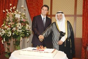 دمحمد البصيري يشارك السفير التشيكي تقطيع كعكة الحفل 	كرم ذياب﻿