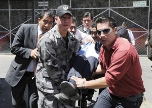 الرئيس الاكوادوري رافائيل كوريا محمولا على الاكف بعد اصابته بالغاز المسيل للدموع اثناء تواجده في مكانالتظاهرات﻿