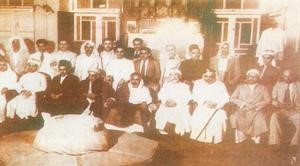 امير الكويت الراحل المغفور له الشيخ عبدالله السالم مجتمعا مع مجموعة من المدرسين والمشايخ ومعهم الشيخ يوسف القناعي
