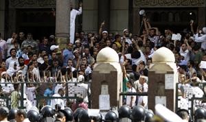 آلاف المصلين يتظاهرون تنديداً باحتجاز الكنيسة لكاميليا شحاتة