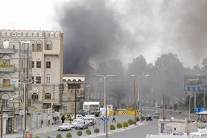 صورة ارشيفية للدخان وهو يتصاعد من موقع سفارة الولايات المتحدة الاميركية في اليمن جراء الهجوم الارهابي الذي تبنته حركة الجهاد الاسلامي