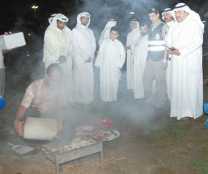 فريق الطوارئ يتابع احد مرتادي الشاطئ وهو يطفء نار الشواء﻿