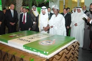 الشيخ علي الجابر والسفير ساو يقطعان كعكة الاحتفال﻿