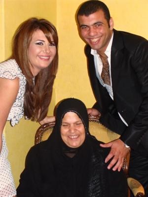 عماد متعب مع والدته وخطيبته يارا
﻿