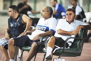 مشرف اليرموك سند الحملي والى جانبه المدرب الصربي تومسلاف كاراسي في احدى المباريات﻿