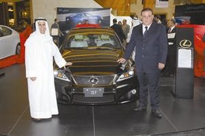 مبارك الساير وعماد ملاعب خلال ازاحة الستار عن لكزس ISF الجديدة كليا
