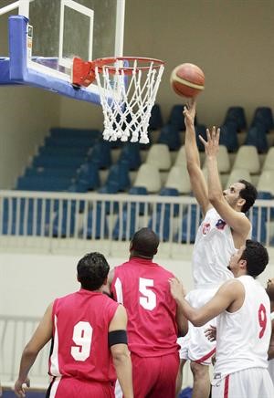 لاعب الكويت يسجل في سلة الصليبخات 	 عادل يعقوب