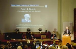 لجنة نوبل اثناء اعلان الجائزة