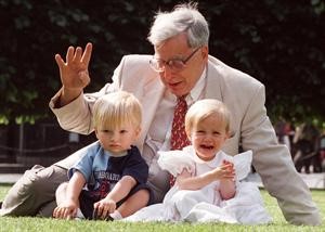 روبرت ادواردز مع طفلين من اطفال التلقيح الصناعي