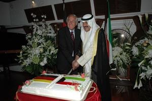 وكيل وزارة الخارجية خالد الجار الله والسفير الالماني يقطعان كعكة الاحتفال
﻿﻿كرم ذياب﻿