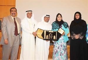 دصديقة العوضي تكرم احد المشاركين في المؤتمر بحضور دخالد السهلاوي ودجاسم التمار والشيخة اوراد الجابر
