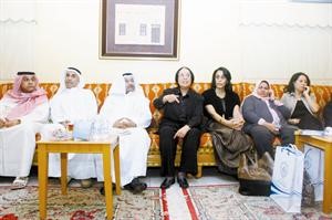 نورية السداني وم سارة اكبر وم سهيلة معرفي وبعض الحضور خلال اللقاء
