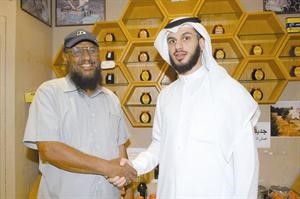 توفيق السيف مصافحا الزميل ناصر الخالدي
