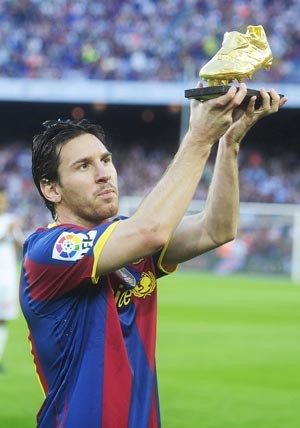 نجم برشلونة الارجنتيني ليونيل ميسي رافعا الحذاء الذهبي اپ