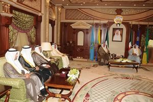 سمو ولي العهد الشيخ نواف الاحمد مستقبلا وزير التجارة ورئيس واعضاء هيئة اسواق المال﻿