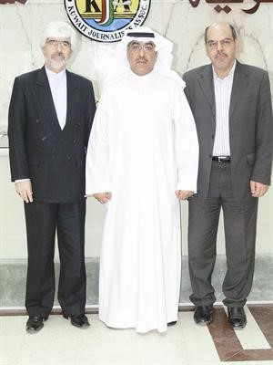 نائب رئيس التحرير الزميل عدنان الراشد متوسطا القائم بالاعمال المستشار سيد محمد شهابي والمسؤول الاعلامي بالسفارة الايرانية دسيد ارشدي