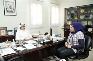 د علي النامي متحدثا للزميلة الاء خليفةسعود سالم