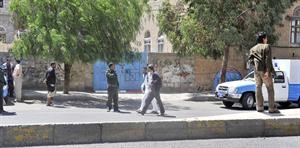 رجال امن يمنيون في الموقع الذي استهدفت فيه السيارة	اپ﻿