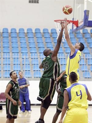 صراع تحت السلة بين لاعبي العربي والساحل
﻿